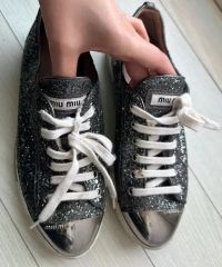 miu miu スタッズ付き黒スニーカー 35 - メルカリ