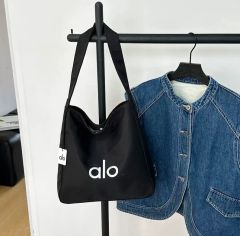 ALO Yoga クロスボディバケットバッグ ブラック - メルカリ