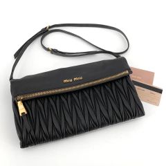 MIUMIUミュウミュウ マトラッセ セカンドバッグ ポーチ メイクポーチ極