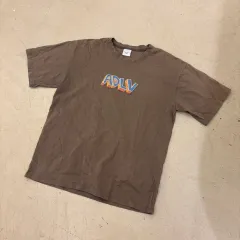 アクメドラビ BIG VIXX（ヴィックス） Spellout ブラウン 半袖Tシャツのサムネイル