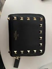 ヴァレンティノ ロックスタッズ 二つ折り財布のサムネイル