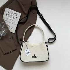 alo ボストンバッグ クリーム色 - メルカリ