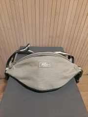 ナイキ ヒップバッグ ウェストバッグ グリーン色