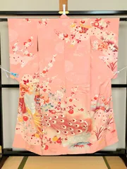 298B【アンティーク着物】振袖 孔雀 牡丹 菊 梅 絵羽模様 正絹？？ ピンク 豪華 成人式 リメイク素材にものサムネイル