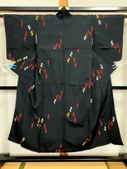 304B【アンティーク着物】小紋 正絹？？ 絣模様 黒地 赤 黄 白 袷 リメイク素材にも