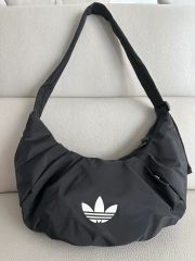 新品 海外限定 adidas シャーリングショルダーバッグ クラウド 2way