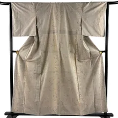 紬 身丈158.5cm 裄丈64.5cm M 袷 唐草 縦縞 ベージュ 正絹 秀品 【中古】のサムネイル