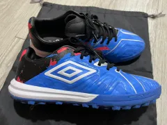 （ほぼ新品）アンブロ umbro ゴーアレ フォース サッカーシューズ 255のサムネイル