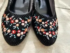 ブラック フラワー 刺繍 パンプスのサムネイル