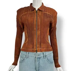 新品同様 ISSEY MIYAKE イッセイミヤケ PLEATS PLEASE プリーツプリーズ トップス ジャケット レザー転写プリント サイズ3 ブラウンのサムネイル