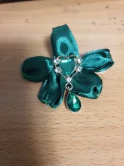緑色 花 ヘアクリップ (手作業)