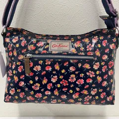 3061　CathKidston　キャスキッドソン　ショルダーバッグ　斜めがけ　紐調節可能　ネイビー系　花柄　フラワー　エナメル　ビニール　PVC　カジュアル　レディース