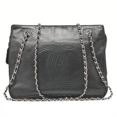 CHANEL　シャネル　ココマーク　 べっ甲プレートチャーム　ショルダーバッグ　ラムスキン　黒（ゴールド金具） レディースバッグ　レディースリュック　ハイブランド【中古】【送料無料】 CHANEL シャネル ココマーク べっ甲プレートチャーム ショルダーバッグ