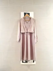 秋のワンピースにセーターベストを合わせたワンピース