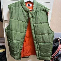 STÜSSY ダウンベスト オリーブグリーン - メルカリ