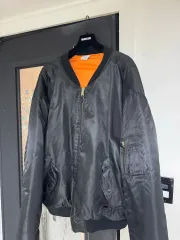 VETEMENTS ヴェトモン 初回版 ブルゾン ブラックのサムネイル