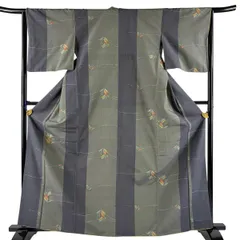 【美品】 紬 身丈164.5cm 裄丈64cm M 袷 幾何学模様 花 灰緑 正絹 優品 【中古】のサムネイル