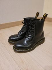 ドクターマーチン8ホール黒 人気サイズUK7！【定価￥29700】 - メルカリ