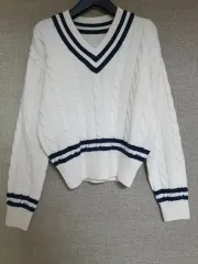 新品 Vネックニット