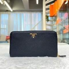 日本未入荷PRADA 犬刺繍 長財布 サフィアーノレザー - メルカリ
