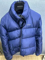 正規品) バレンシアガ c컬 ダウン 46サイズ (スーツケース、服、ハンガー、タグ 含む)のサムネイル