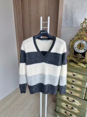 最安値 / Vince / 90 / モヘア / 軽くてぽかぽか、深いVネックニットのサムネイル