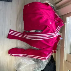 アディダス
