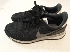 235 NIKE インターナショナル 黒灰