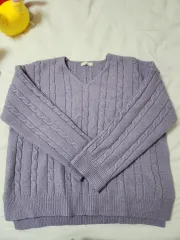 新品 ライトパープル ケーブル編み Vネック ニット