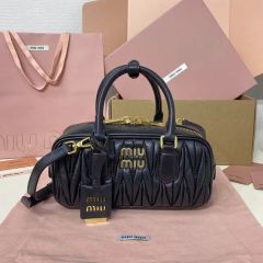 MiuMiu プラックギャザー入りデザインハンドバッグ取り外し可能ストラップ付き MiuMiu プラックギャザー入りデザインハンドバッグ取り外し可能