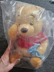 くまのプーさんぬいぐるみM（はちみつ壺バッジ付）くまのプーさん