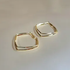 スクエア　フープ　ピアス　立体　ゴールド　四角　レディース　上品