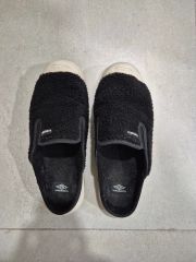 新品UMBRO SNUG スリッポン 韓国限定モデル ブラック - メルカリ