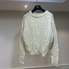 ケーブル編みニット