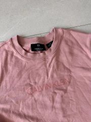 希少カラー【Calvin Klein】新品 エンボスTシャツ くすみピンク M 