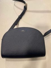 A.P.C. ネイビー ラウンド型ショルダーバッグ - メルカリ