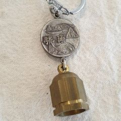 津和野町太鼓谷稲成神社 厄除開運 牛のキーホルダー 鈴付き&銀盃