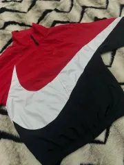 S NIKE BIG スウッシュ オーバーサイズ ウィンドブレーカー / レッド ブラック