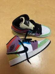 WMNS AIR JORDAN 1 MID SEのサムネイル