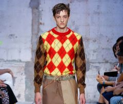 GUCCI sweater タグ付き パンツ次第でピエロになれます - メルカリ