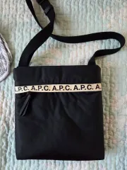 A.P.C. アーペーセー ブラック ロゴ ストラップ クロスバックのサムネイル
