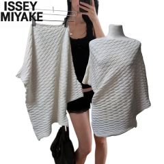 お値下げ不可能】ISSEY MIYAKE スクエアクッション - メルカリ