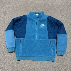 L NIKE エア シェルパ フリース ハーフジップ BOYS PLANET(ボイプラ) レディースのサムネイル