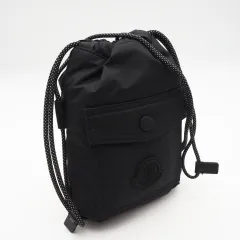 ★3日以内返品可★ 極美品 MONCLER モンクレール ナイロン クロスボディバッグ J109A5L00003 M3815 ショルダーバッグ ブラック ナイロン メンズのサムネイル