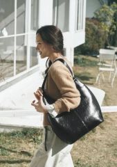 Alo yoga 旅行 バッグ ブラック 大容量 シンプル 軽量‼️話題です