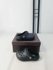 Crocs キッズ ファー サンダル ブラック c8のサムネイル