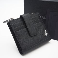 付属品　PRADA 二つ折り財布　ブラック　トライアングル　シボ 2MO738 PRADA 二つ折り財布 ブラック トライアングル シボ 2MO738 財布 - メルカリ