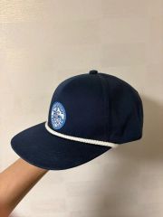 マークアンドロナ】ナイロン スクエア ワッペン スカルロゴ キャップ紺