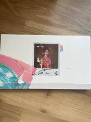 IU Love, Poem サイン入り写真 - メルカリ