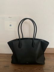 未使用級✨FARO トートバッグ Cartello Flap Tote 黒 未使用級✨FARO トートバッグ Cartello Flap Tote 黒 - メルカリ